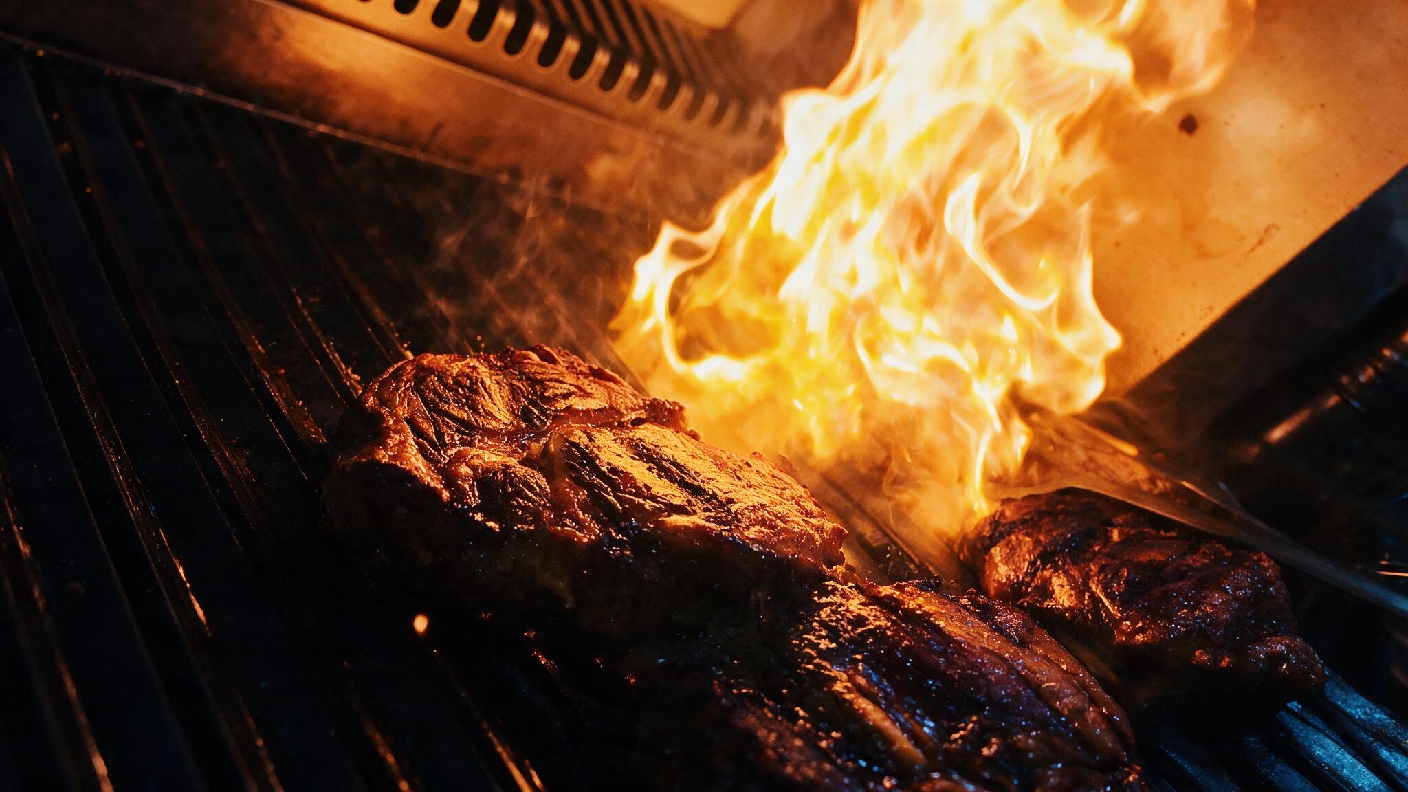 Black Angus Steaks über offenem Feuer