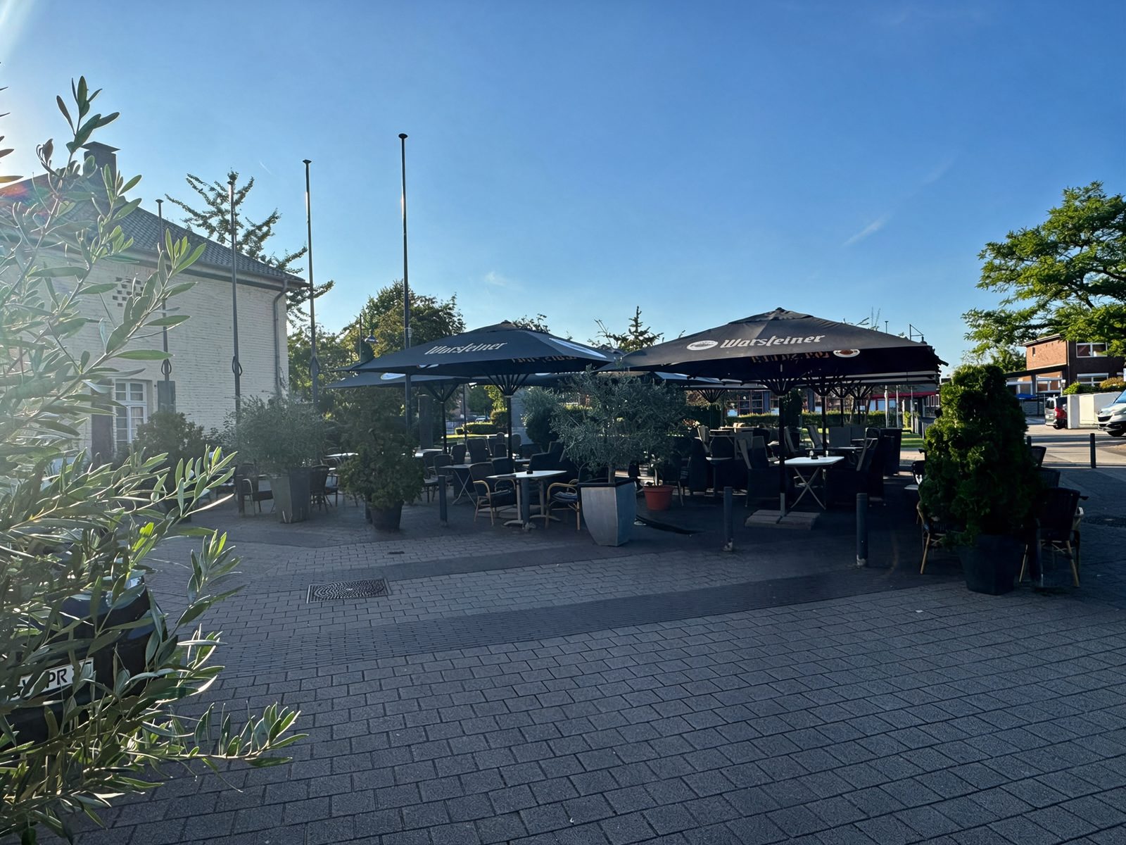 Terrasse mit Sonnenschirmen am Dorfplatz