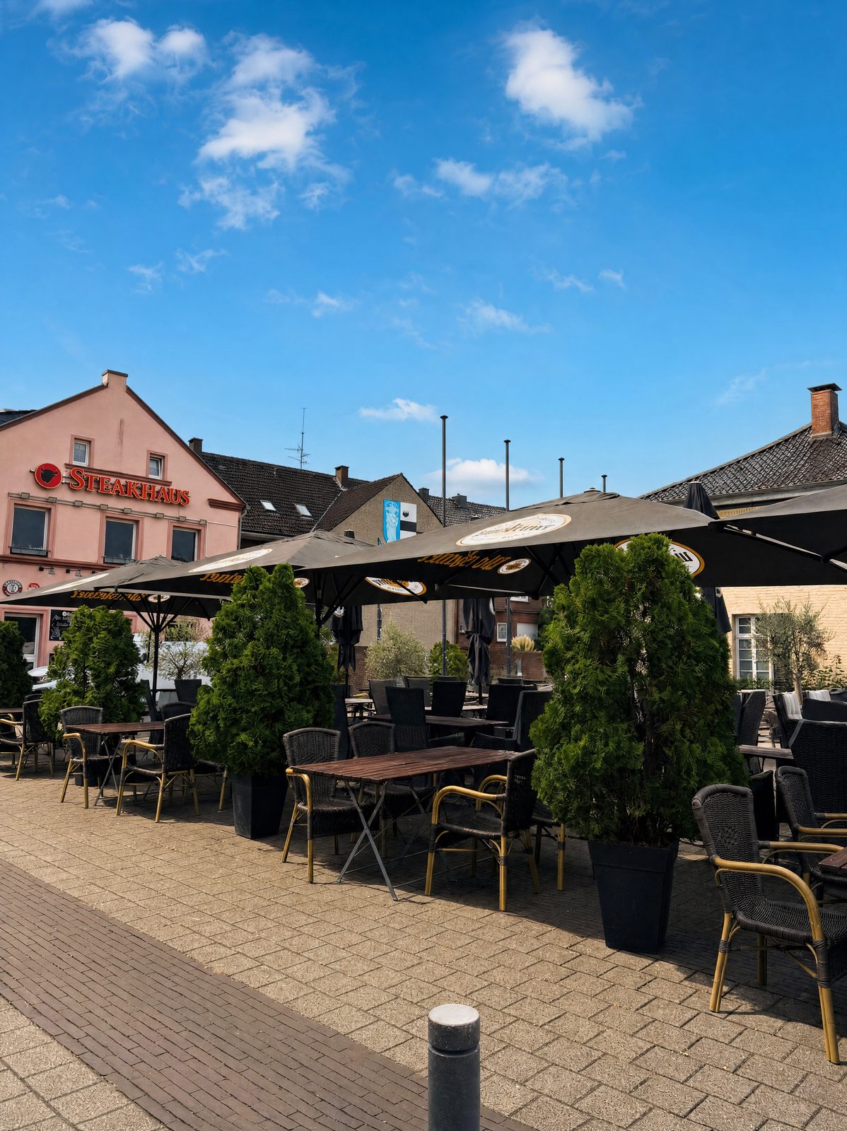 Terrasse vor dem Steakhaus im Sommer